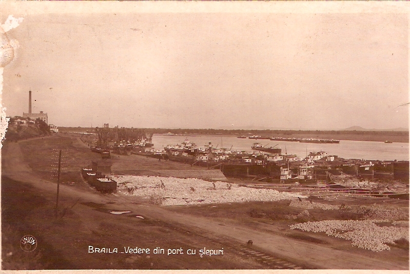 Vedere din port cu șlepuri