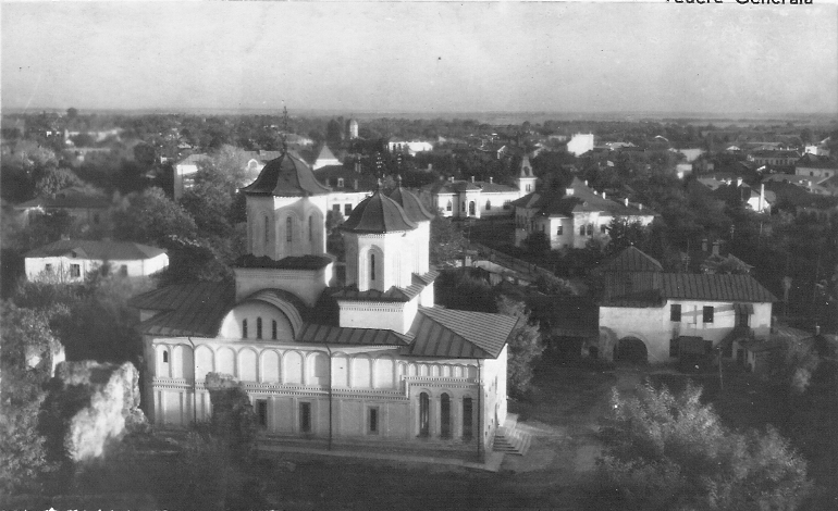 Biserica Domnească și vedere generală